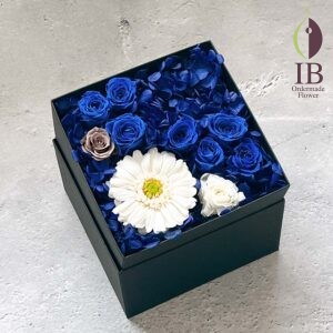 お母さまの開業お祝い用のボックスへのお花装飾251226t 063