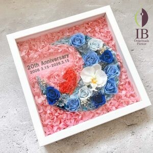 月の形をお花でお作りしたフレーム装飾260307s 044