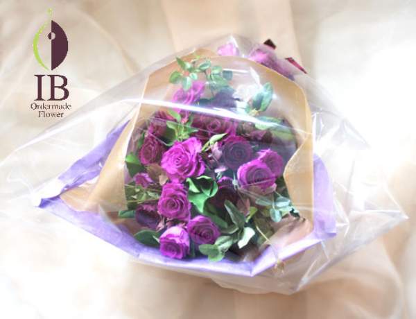 大人っぽい紫のバラの花束