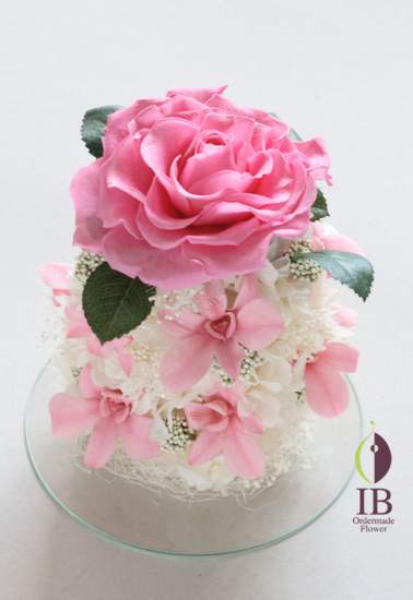 プリザードフラワー ピンクのバラのアレンジ/><br />
ふたを外した感じ<br /><img decoding=